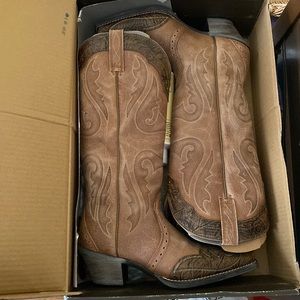 Ariat cowboy boots. Size 7B. Worn Once